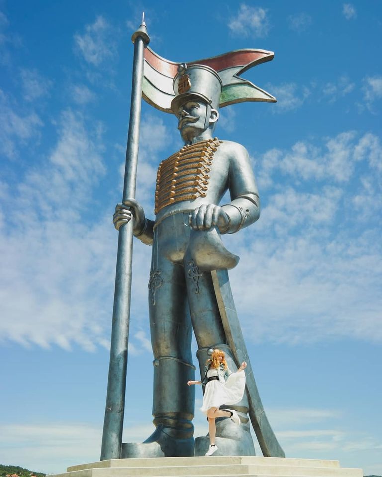 Miskahuszár, Hussar, statue, Hungary