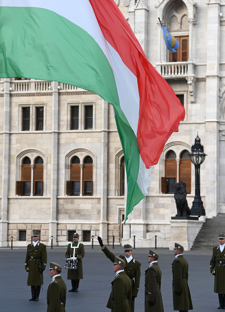 Flag lowered to half-mast in front of Parliament on anniversary of Arad martyrs