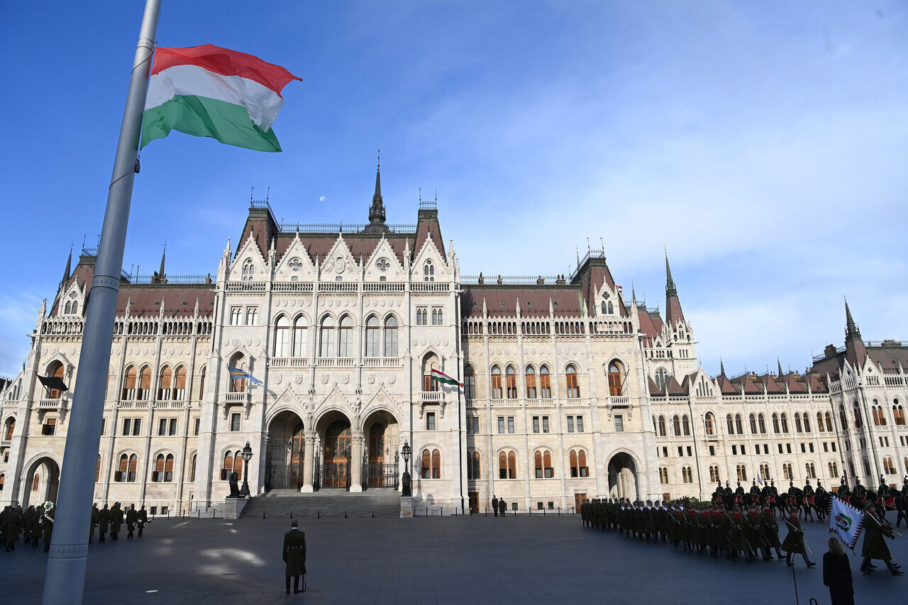 Flag lowered to half-mast in front of Parliament on anniversary of Arad martyrs