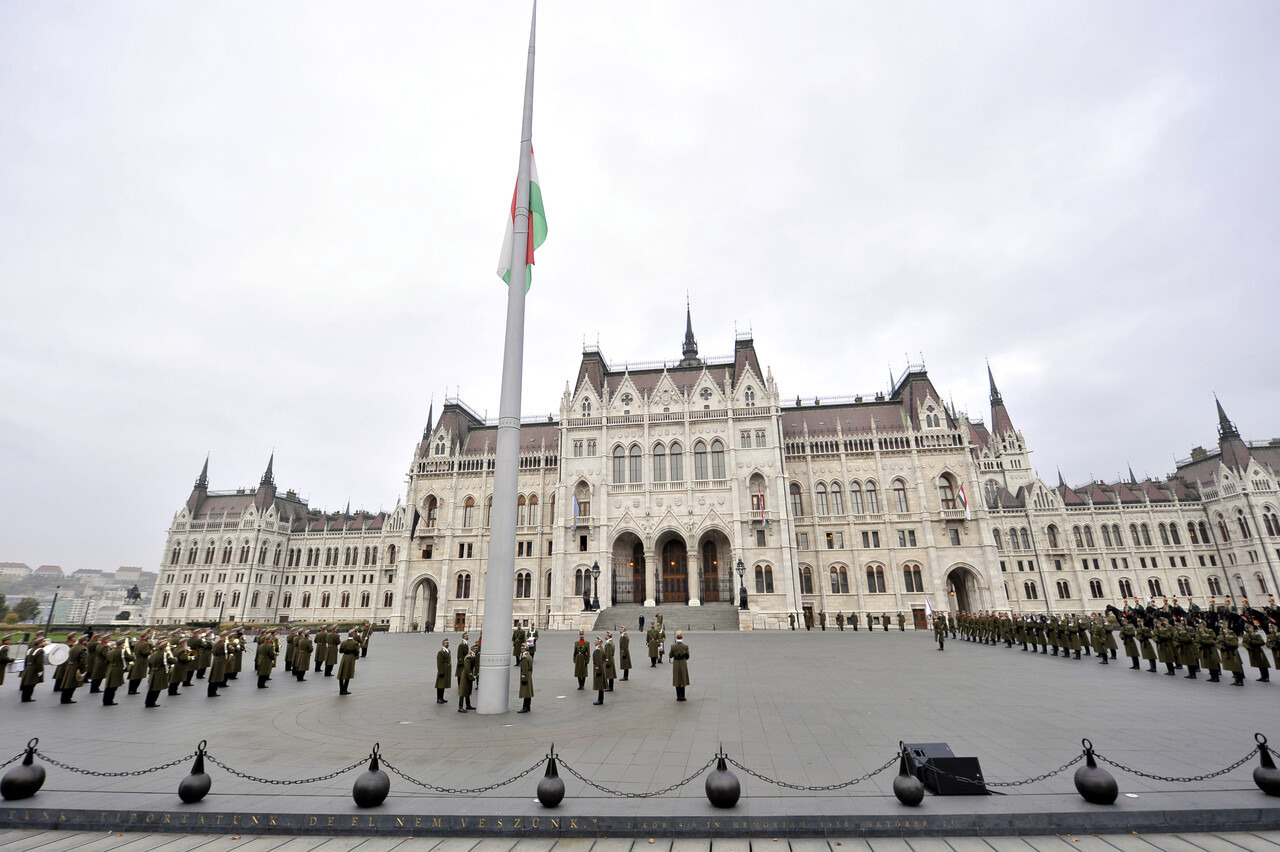 今日、ハンガリーは 1956 年を記念し、国を追悼する日を迎えました