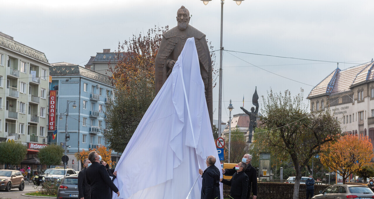 Transylvania Prince Bethlen's statue inaugurated in Szeklerland Marosváráshely