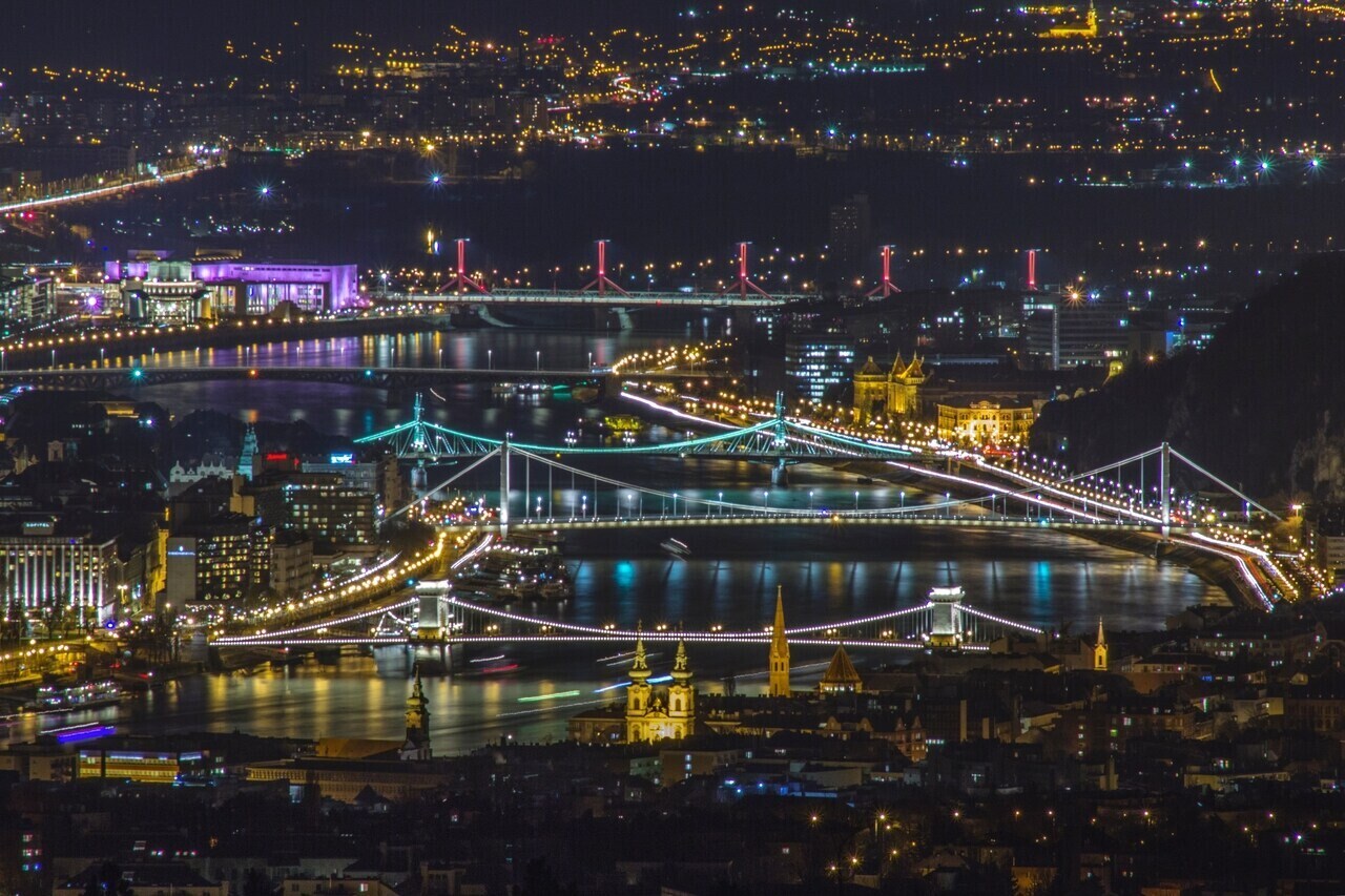 rsz_andras-kovacs-budapest bridge night unsplash