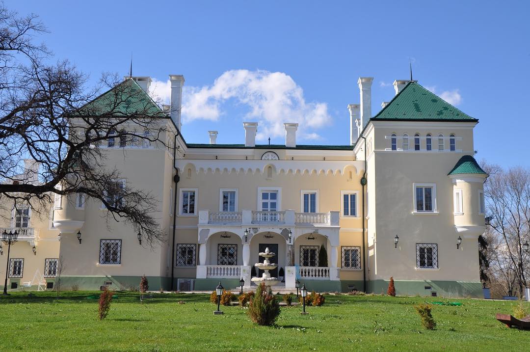 Castle Hungary money investment