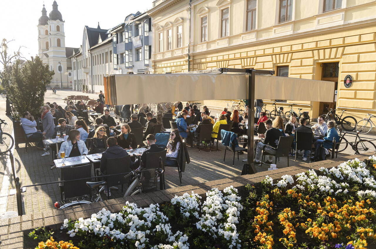 restaurant-terrace-Hungary-coronavirus-ease