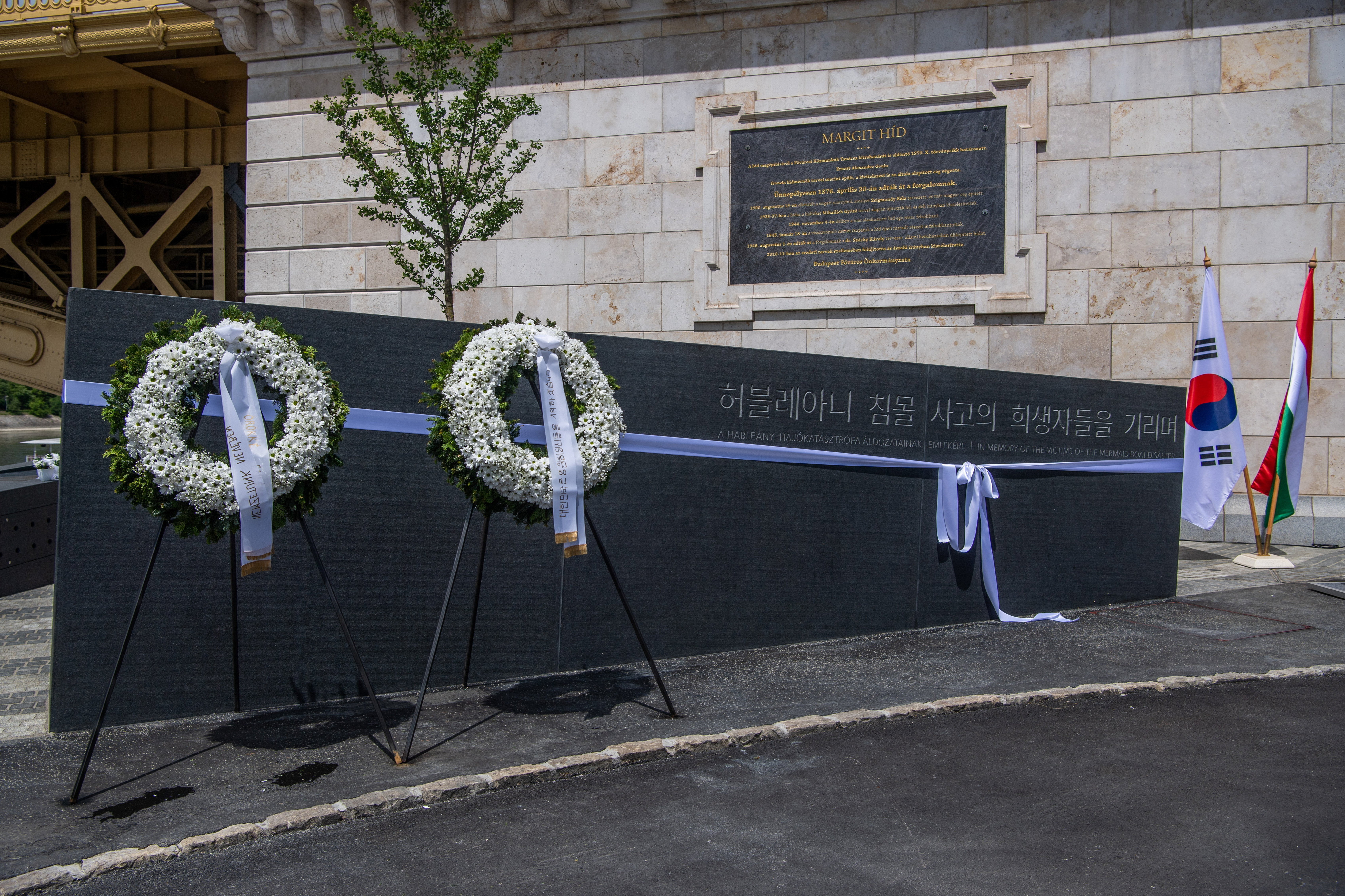Memorial to victims of Danube boat collision inaugurated