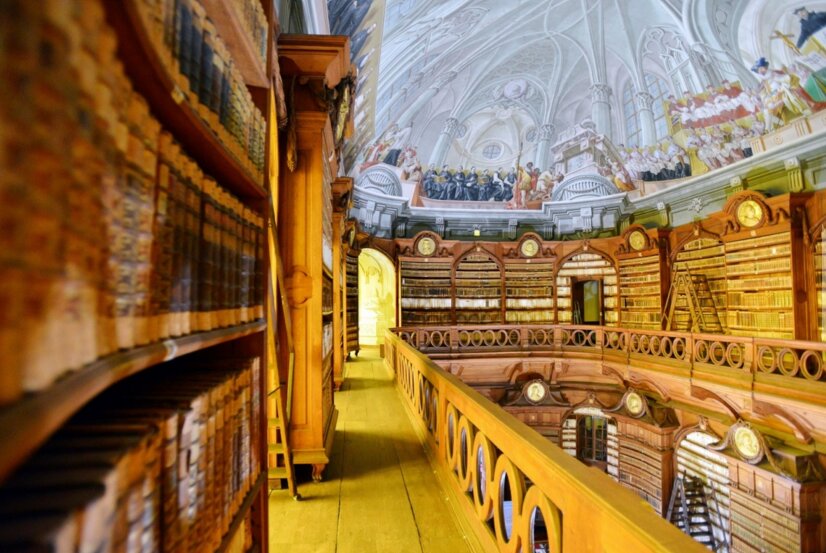 biblioteca arhiepiscopală eger
