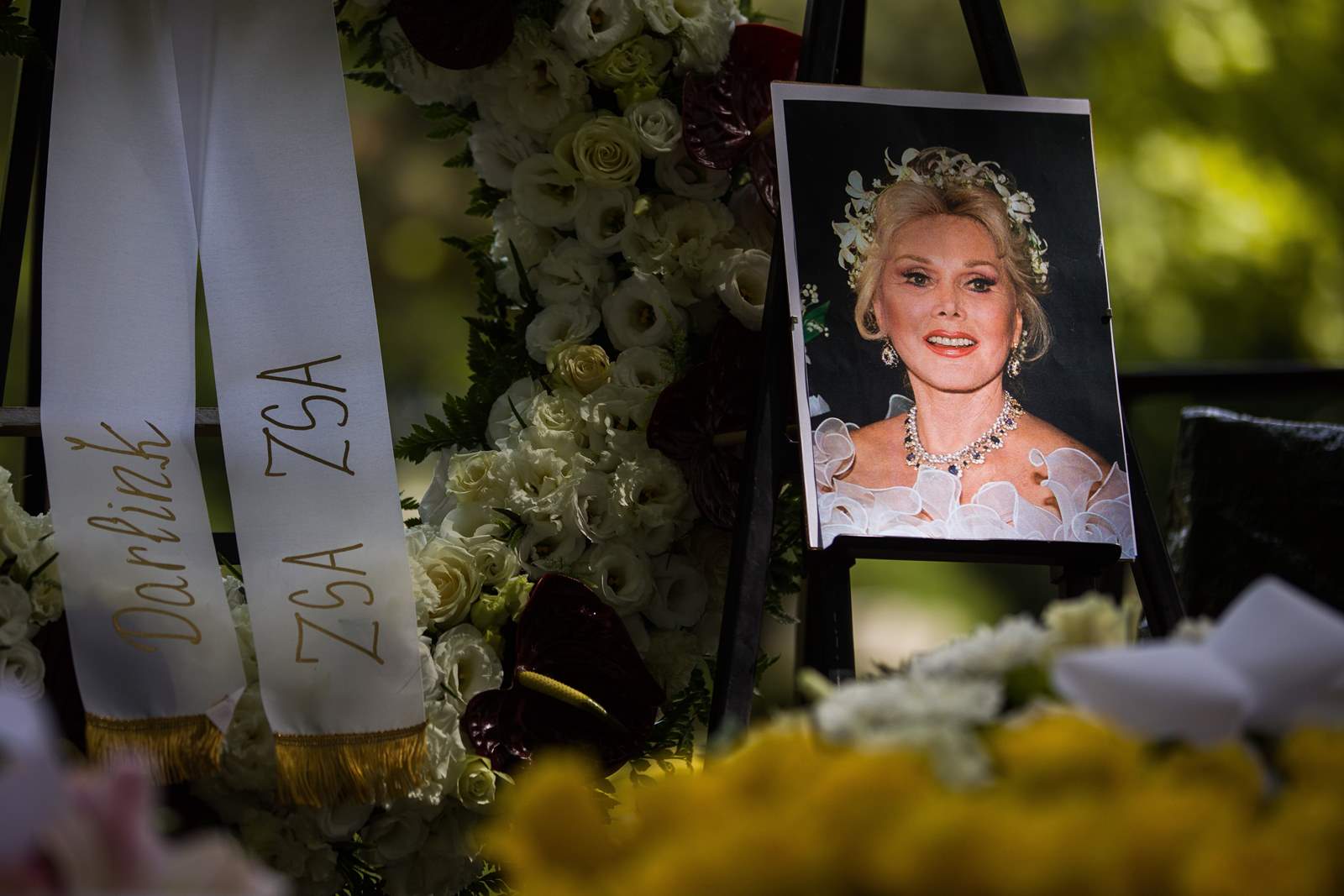 Las cenizas de Zsazsa Gábor fueron sepultadas el martes en el cementerio de la calle Fiumei en Budapest, casi cinco años después de su muerte.