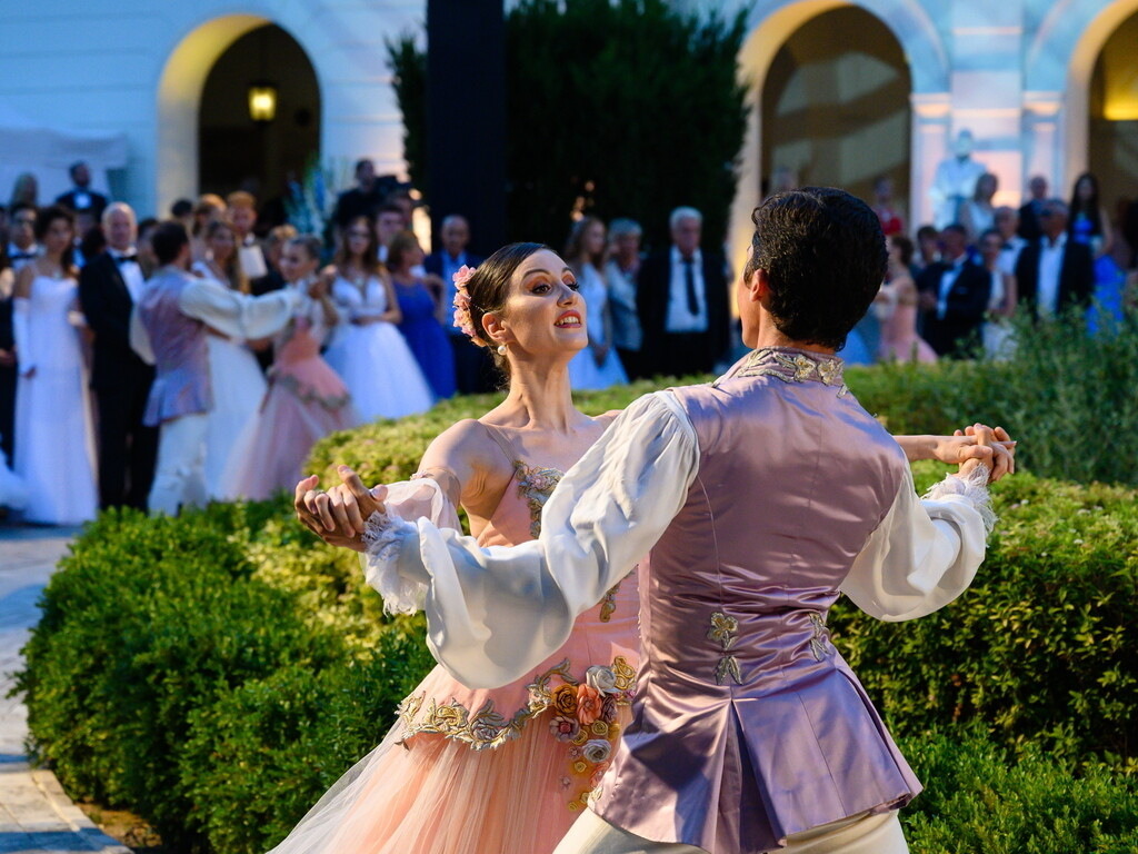 anna at the ball frozen