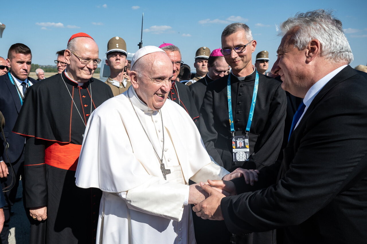 Pope Francis Leaves Hungary 10