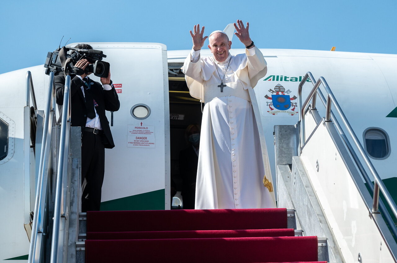 Pope Francis Leaves Hungary 11