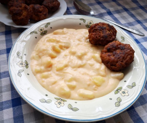 Krumplifőzelék fasírttal Potato stew with pork patties
