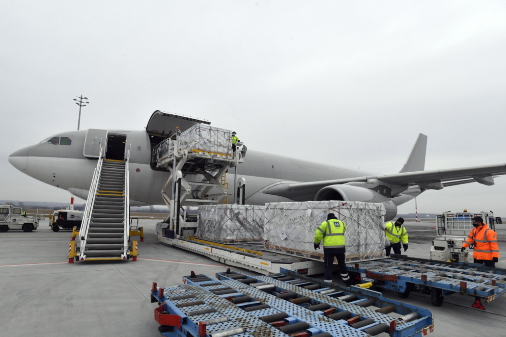 Hungarian Cargo Plane Thereszállító Repülőgép Resized