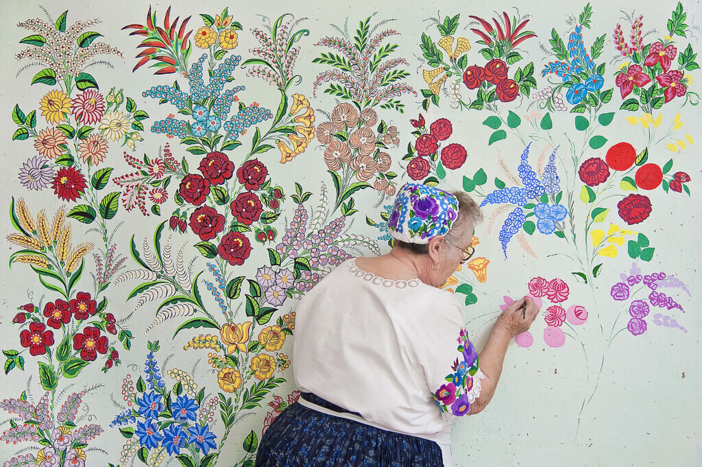 Kalocsa embroidery and wall-painting-Hungarikum