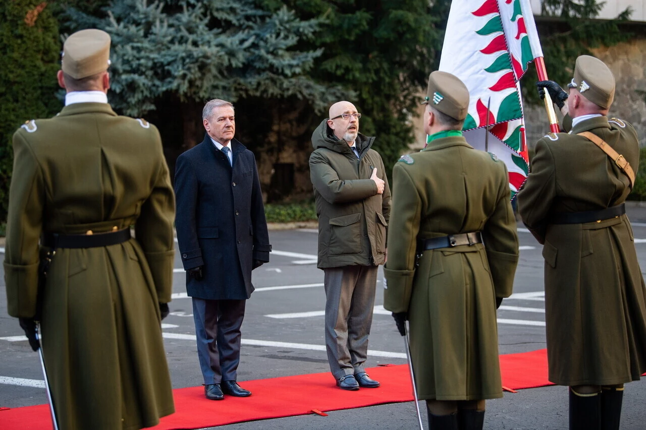 Hungarian Defence Minister: Dialogue 'only Way To Avoid War' - Daily ...