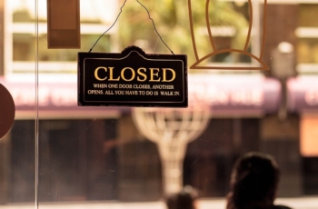 closed restaurant sign