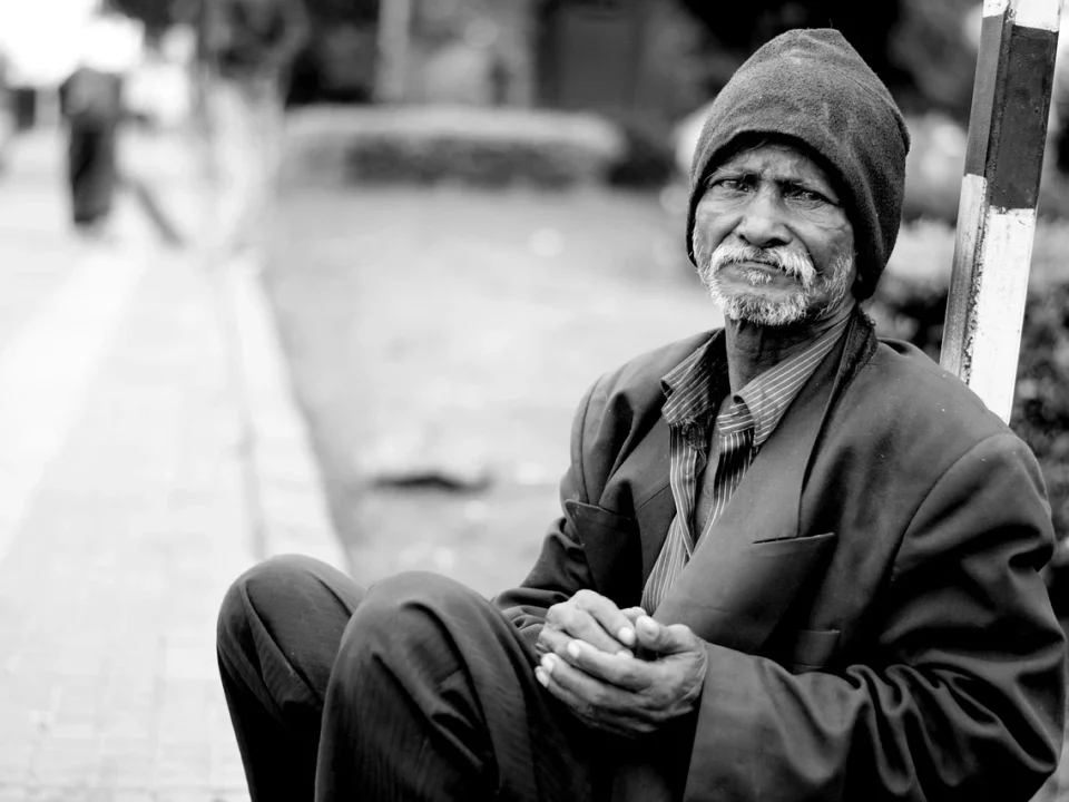 Viejo sin hogar pobre