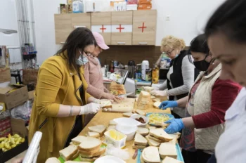 Volunteers help Ukraine refugees in Beregsurány