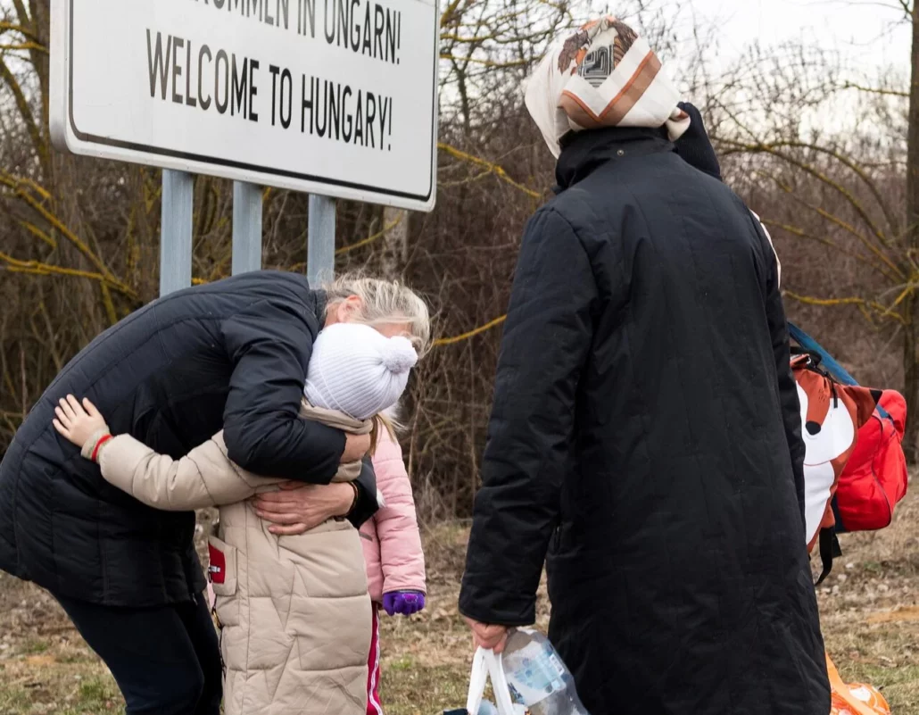 Woman_hugging_kid_in_hungary_ukraine