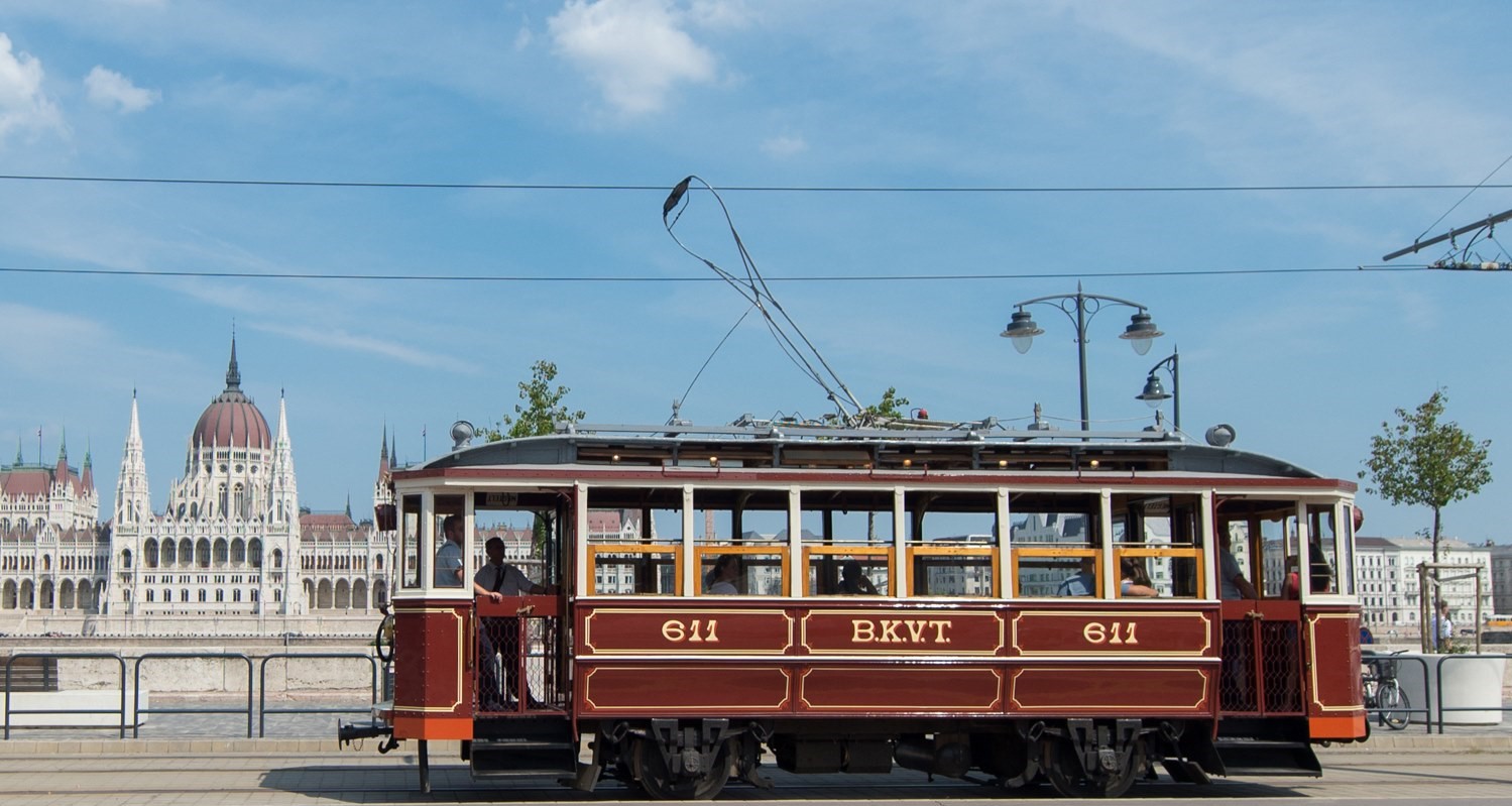 ブダペストの古い木製の路面電車