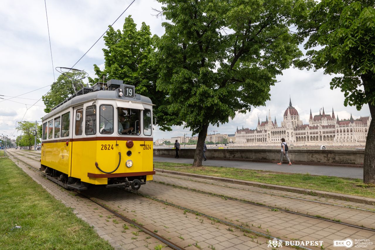 Ungarisches Parlament und Straßenbahn