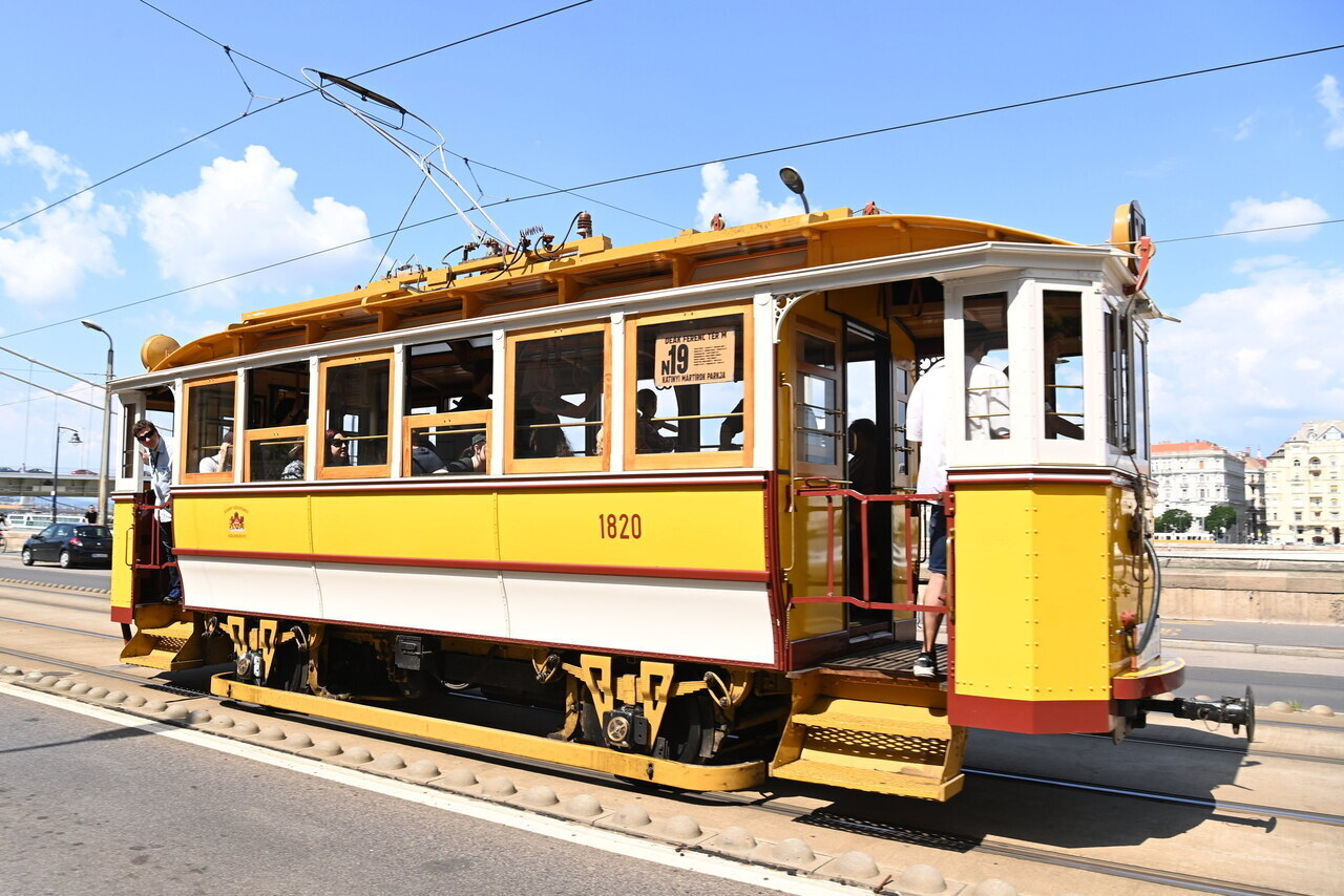 n19 nostalgia tram budapest