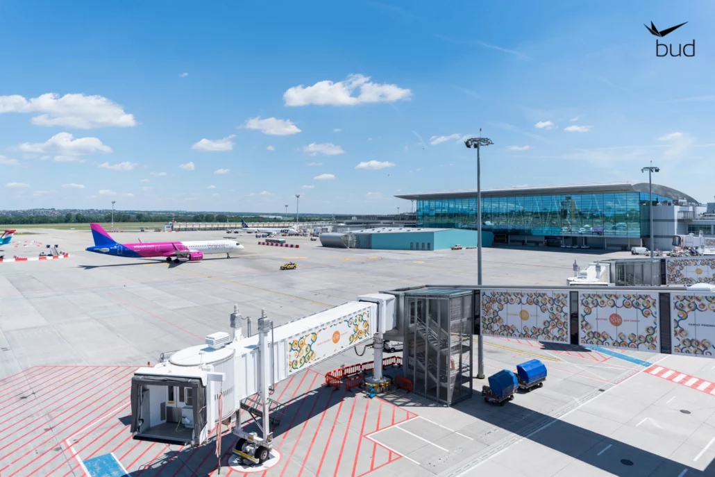 Budapest Airport Wizz Air travel bus