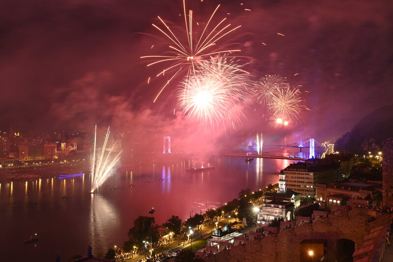 Letecký ohňostroj Budapešť národní den