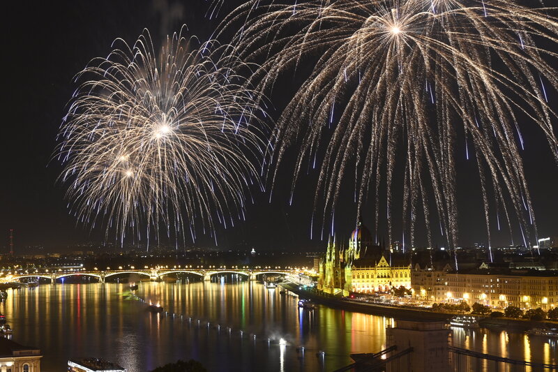 Espectáculo aéreo de fuegos artificiales día nacional de Budapest