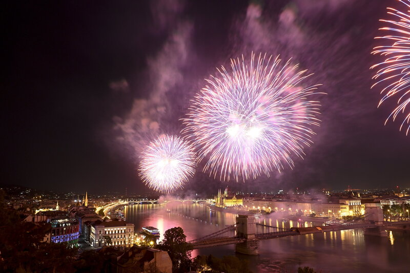 Spectacle aérien de feux d'artifice Fête nationale de Budapest