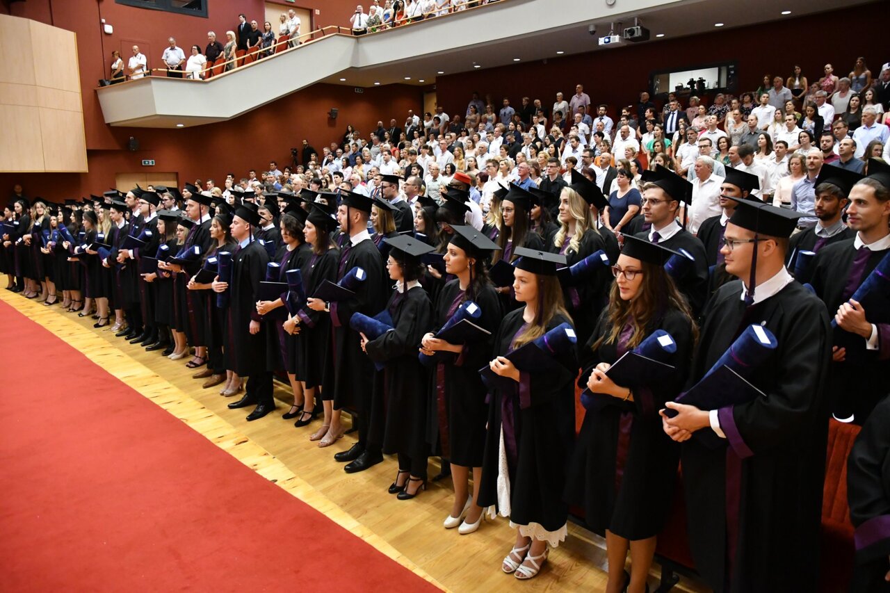 Állami Számvevőszék: Sok magyar nőnek van diplomája