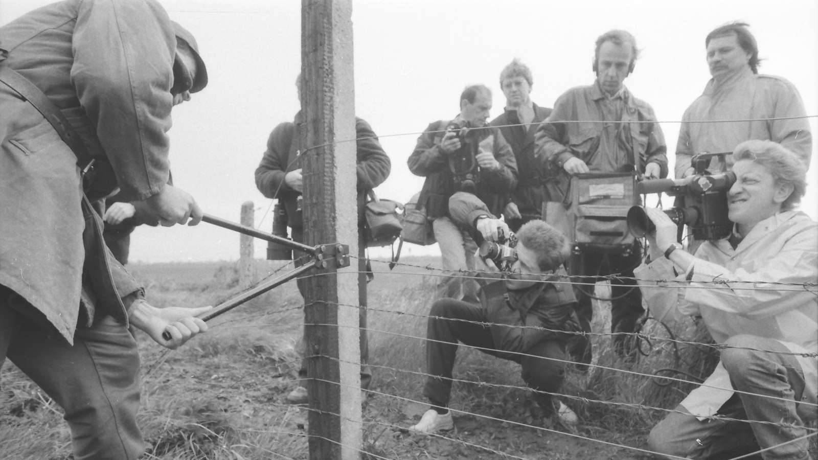 Heute vor 33 Jahren riss Ungarn das erste Loch in den Eisernen Vorhang – FOTOS 99
