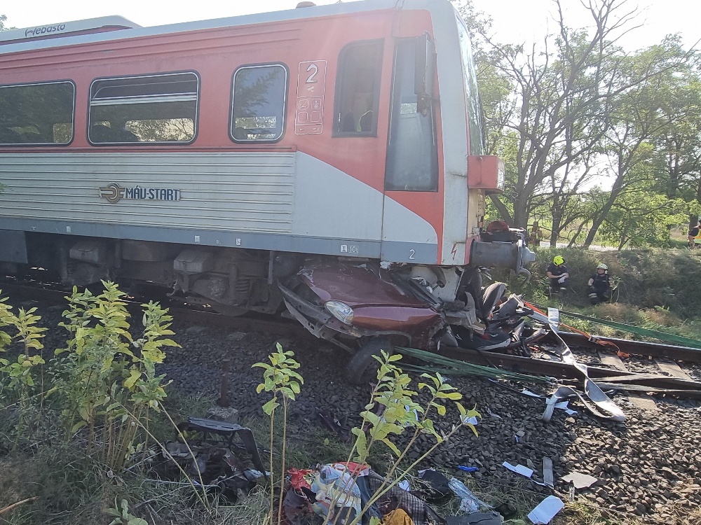 Terrible tragedia Siete muertos al chocar un tren contra un automóvil