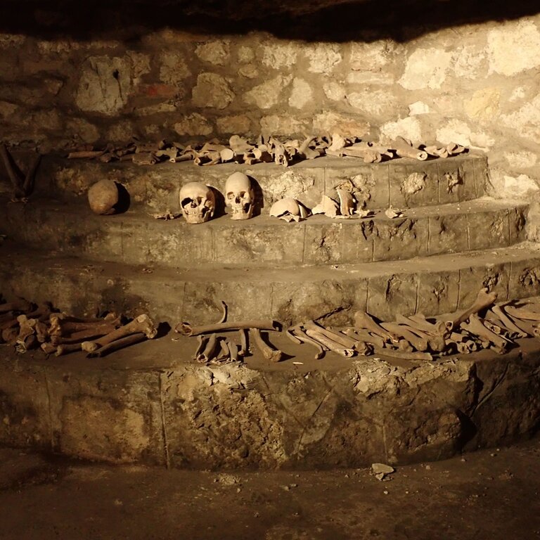 ブダ城の洞窟の頭蓋骨