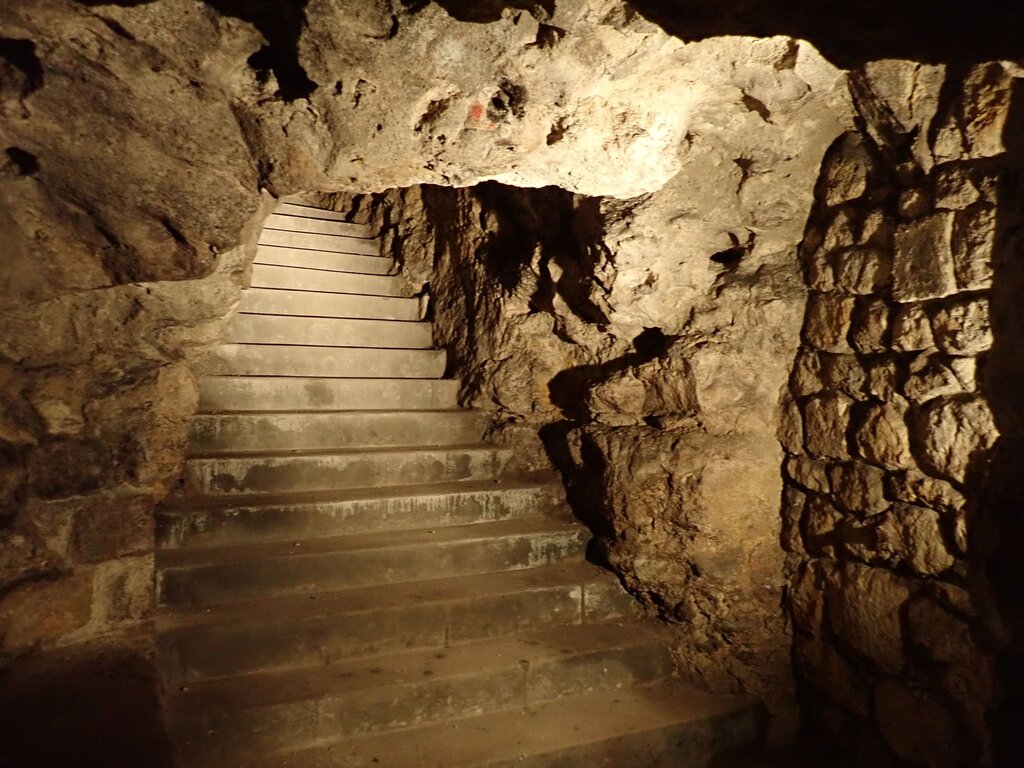 Escaliers de la grotte du château de Buda