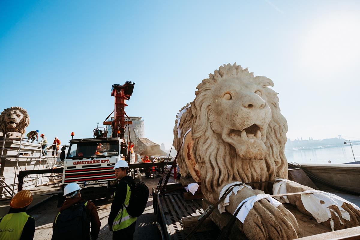 Відновлені кам’яні леви на плацдармі Ланцюгового мосту в Будапешті. Фото: БКК
