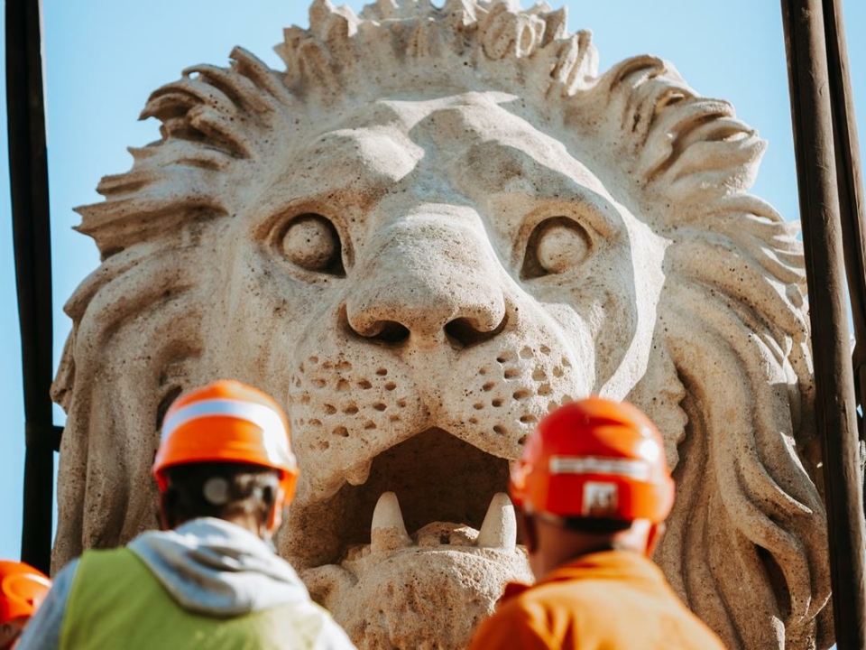 Iconic stone lions restored to Budapest's Chain Bridge bridgehead. Photo: BKK