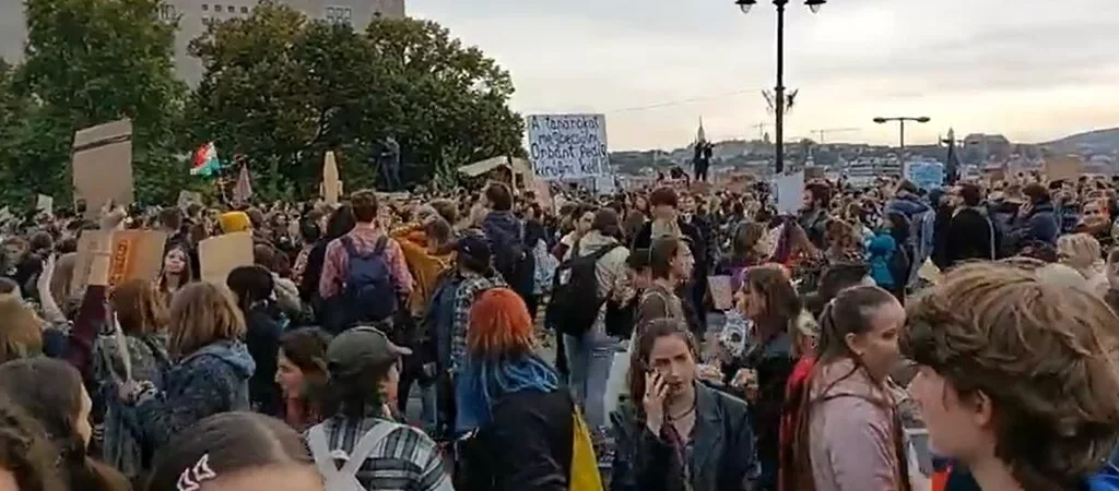 Teachers students occupied Budapest bridge