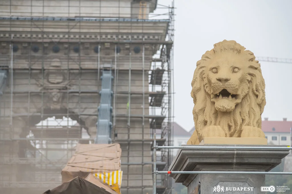 Lego-lion-Chain-Bridge-Budapest