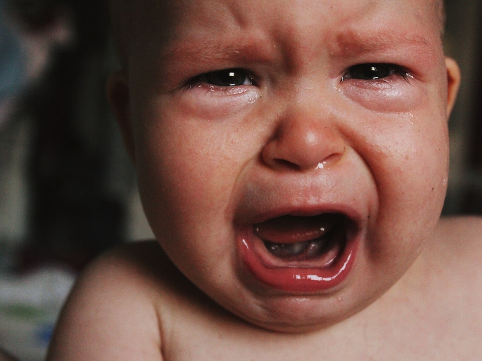bébé pleure les enfants
