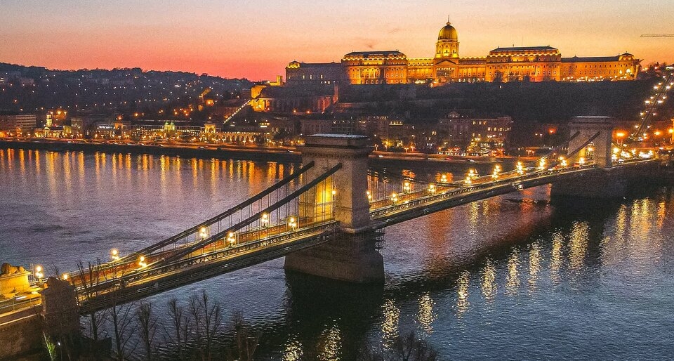 Castillo del Puente de las Cadenas por la noche de Budapest