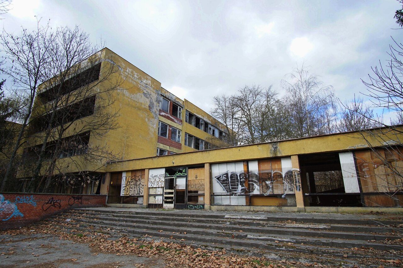 Äußeres des verlassenen Gebäudes des Waisenhauses Komárom, Ungarn