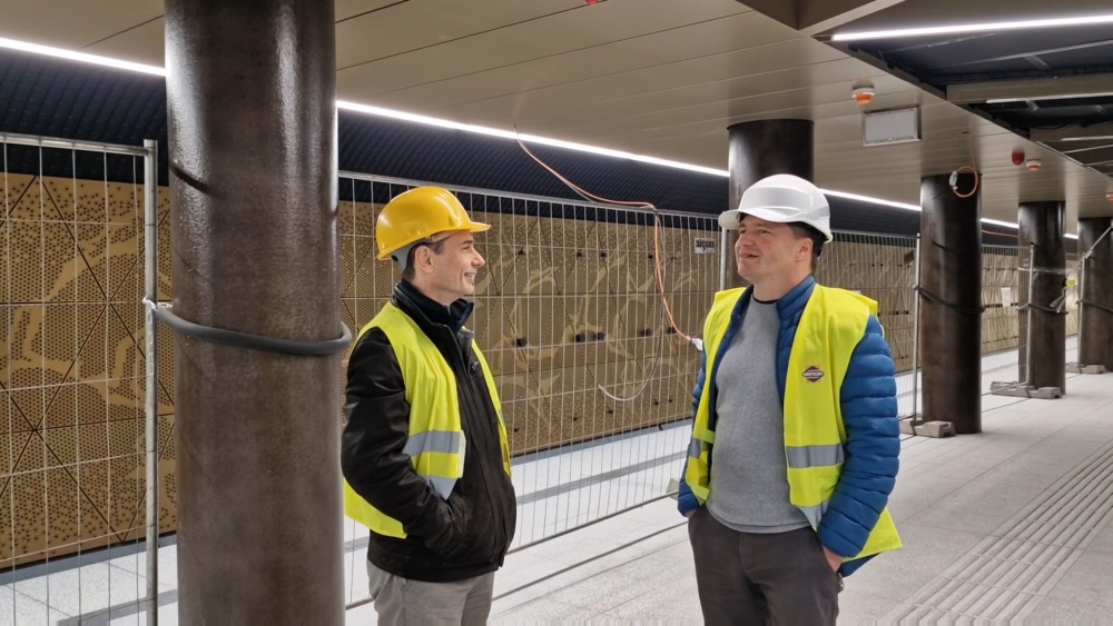 Trabajadores de la construcción de la estación de metro M3 de color dorado