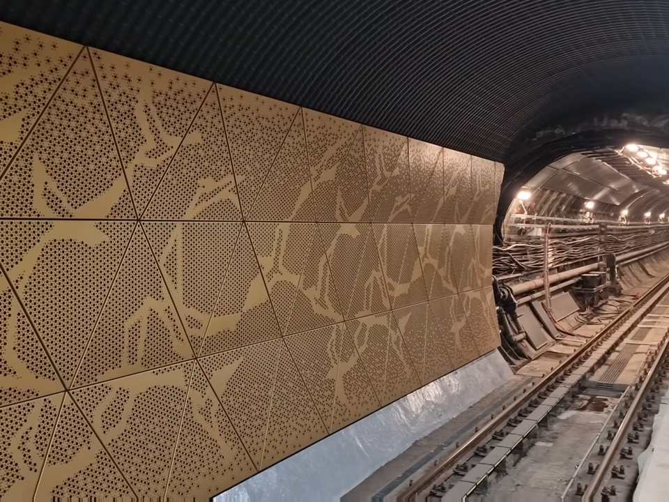 Diseño de pájaro de la estación de metro M3 de color dorado