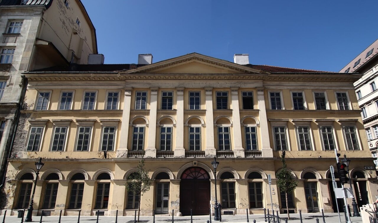 匈牙利布達佩斯郵政銀行廢棄建築的外觀