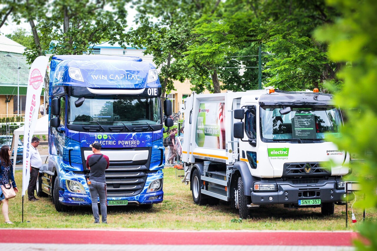 Hungarian-developed electric garbage trucks are produced1