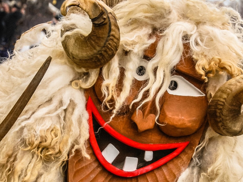 Skurrile ungarische Karnevalstraditionen und -bräuche