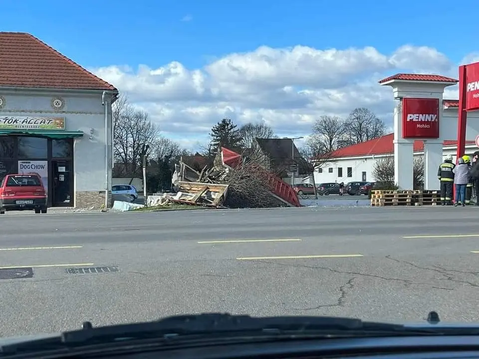 Windstorm-Hungary-building-collapsed