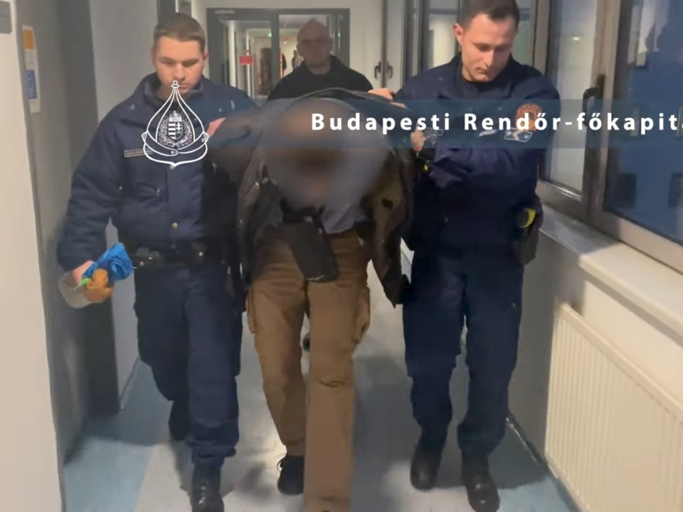 policía Hungría antifascistas