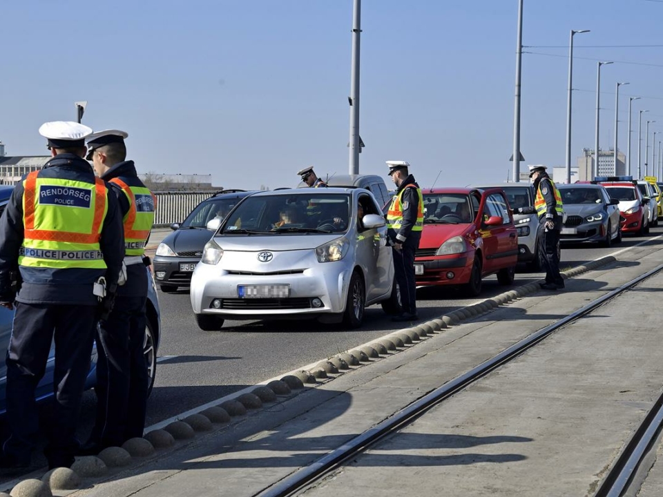 Die ungarische Polizei sperrte unter anderem die Petőfi-Brücke, um betrunkene Autofahrer aufzuspüren