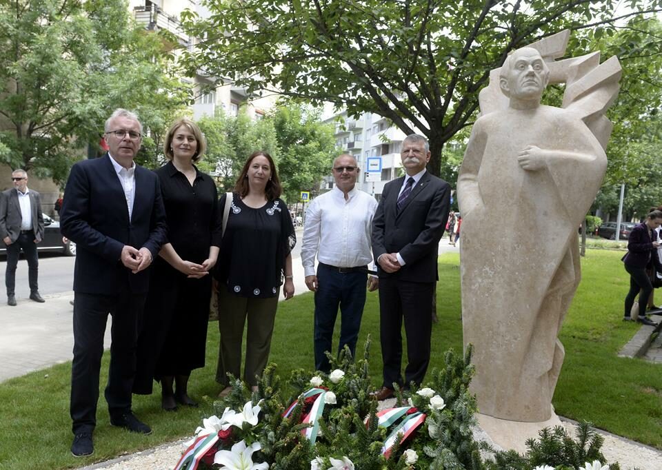 Speaker unveiled statue of Transylvanian author